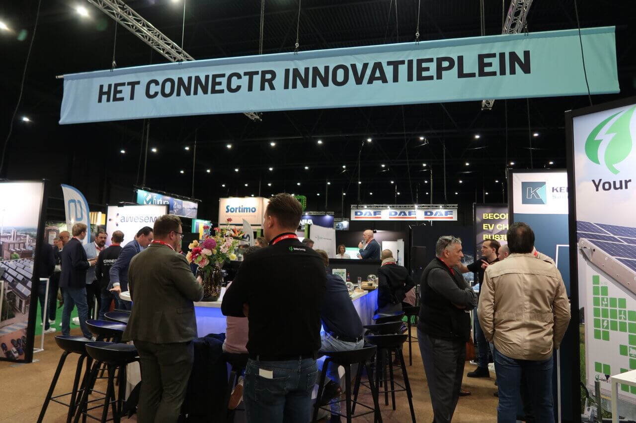 Deelname aan beurs Zero Emission Ecomobiel 2024. Op het Connectr Innovatieplein. Hier zie je de stand, de bar en het grote aantal bezoekers op de stand.