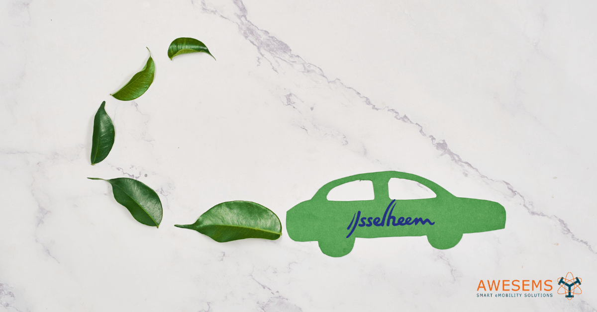 Groen autootje van papier met uitlaatgaswolkjes van blaadjes van een boom.