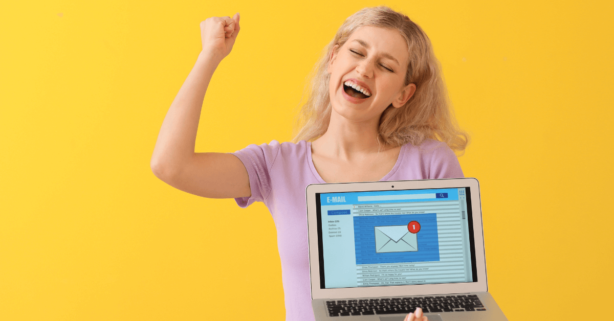 Vrouw met vuist in de lucht (vrolijk) en een laptop in haar andere hand. Op de laptop staat een e-mail afgebeeld. Gele achtergrond.